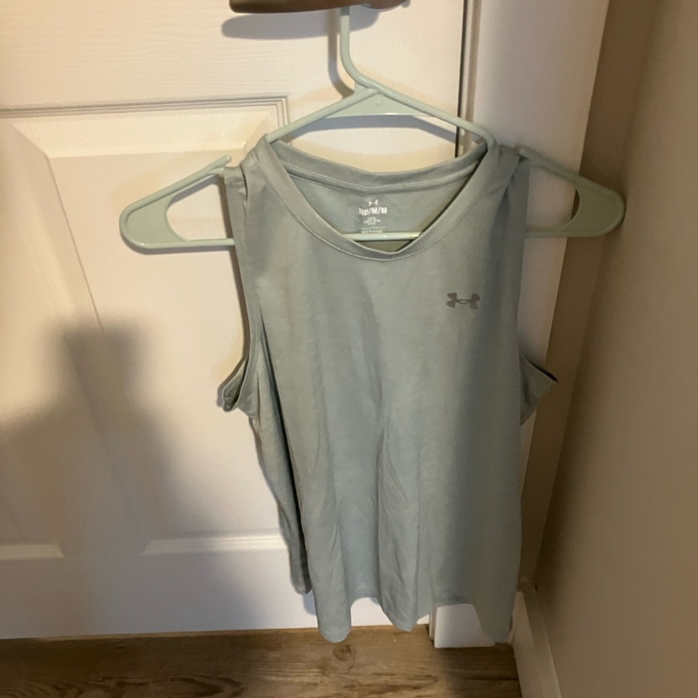 Under armour size medium women’s tank top like new condition